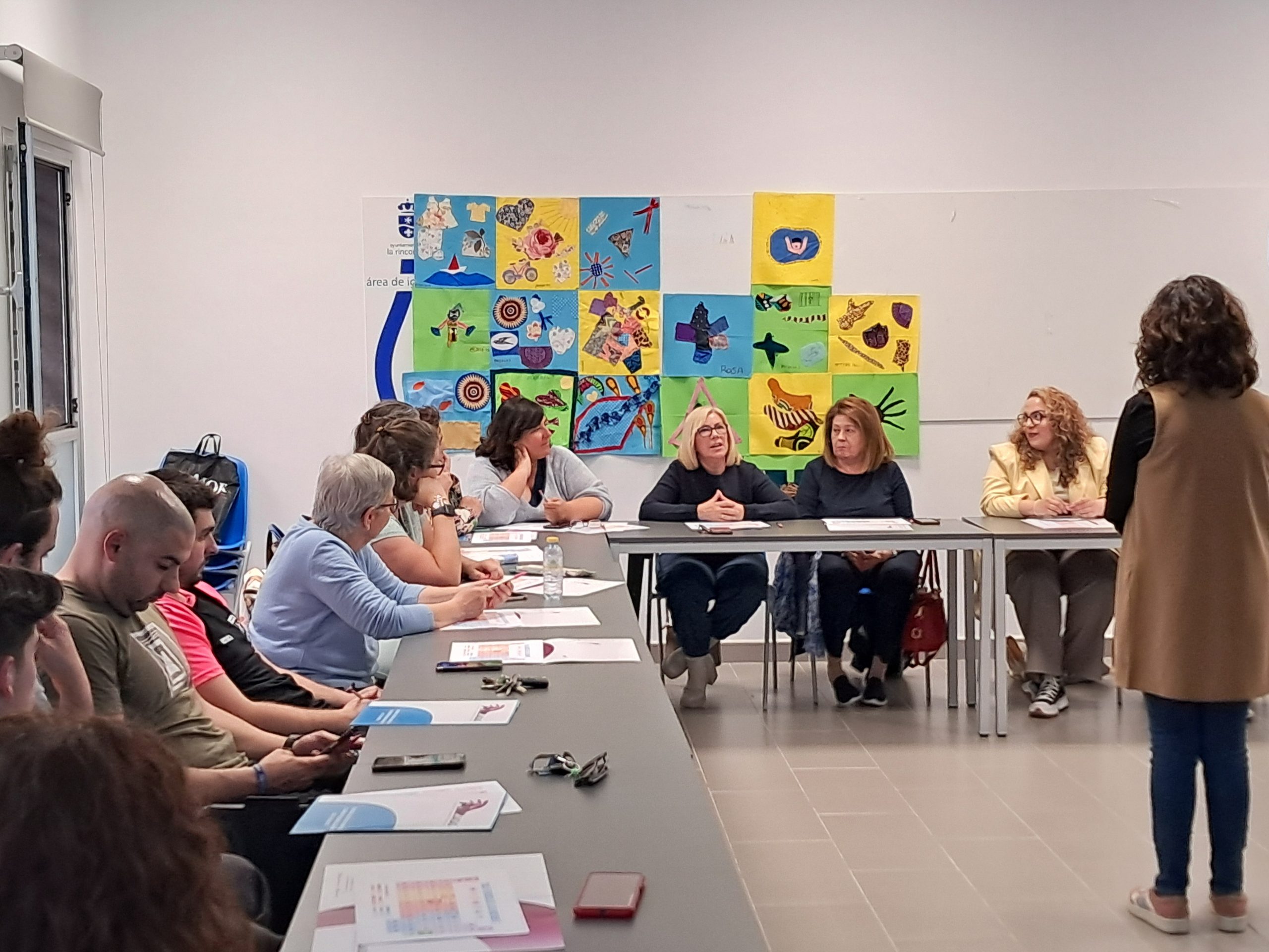ADECUADAS ofrece en Galaroza un seminario para sensibilizar en la corresponsabilidad en los cuidados a personas mayores y dependientes